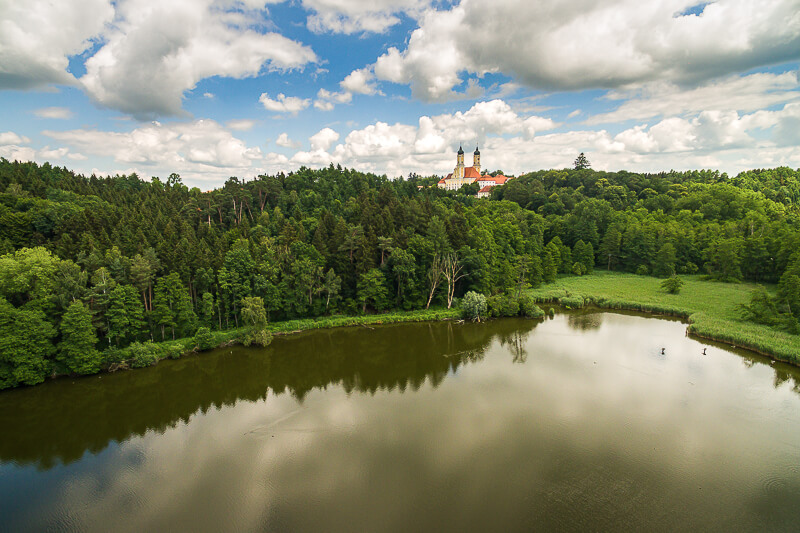 Die Alte Mühle am See liegt zu Füßen des Kloster Roggenburg und bietet Vielseitigkeit als Eventlocation und Ausflugsziel für Familien und Wasserbegeisterte